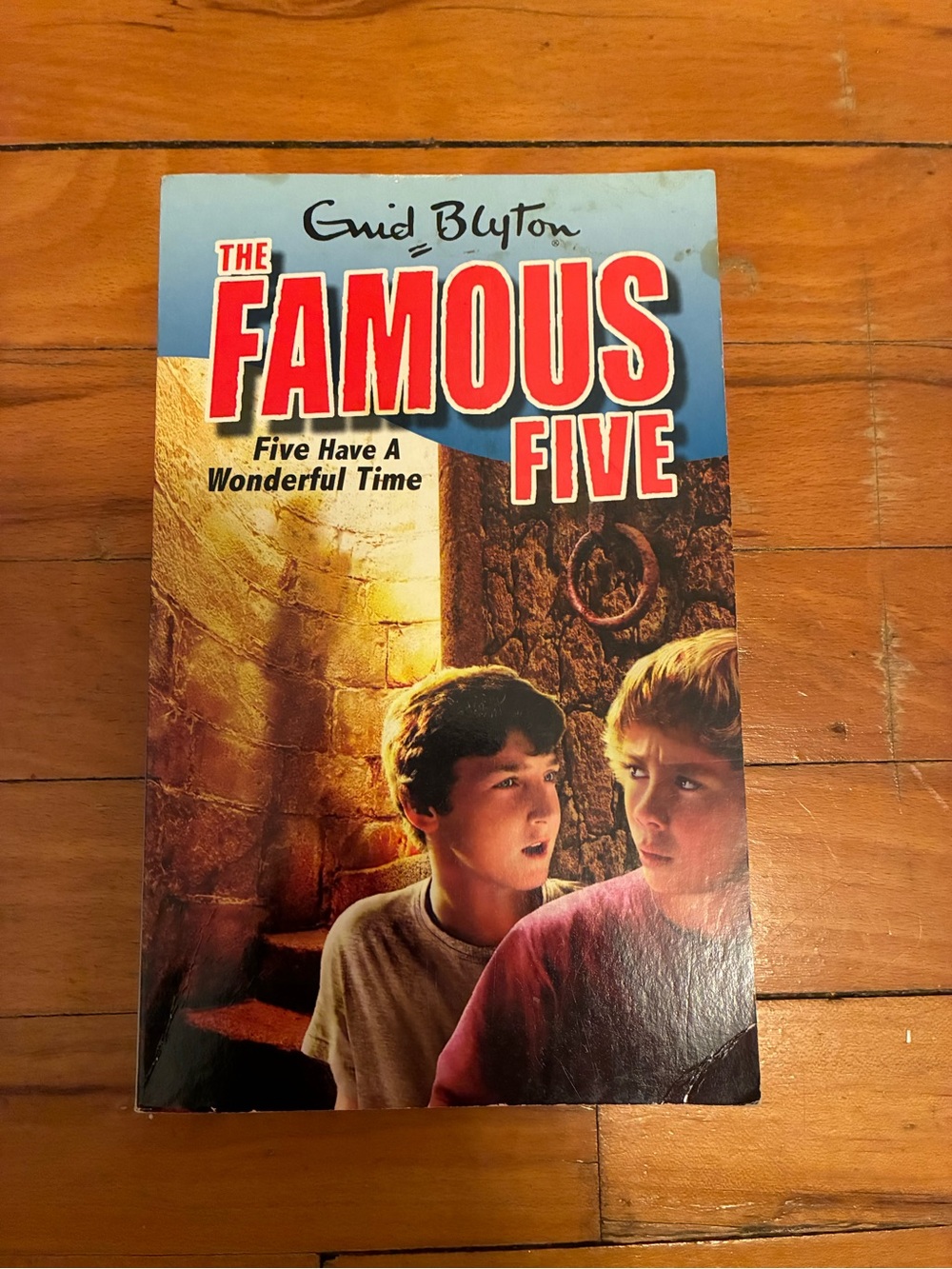 The Famous Five: Five Have a Wonderful Time - Red & Blue Cover